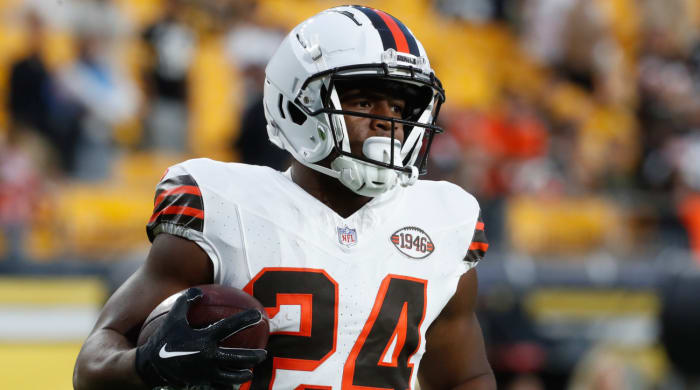 Browns running back Nick Chubb warms up before a game.